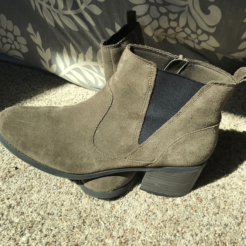 Clark’s Chelsea Boots, size 10